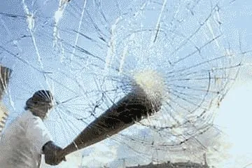 Rupt de sticlă în mașină ce să facă Rupt de sticlă în mașină ce să facă