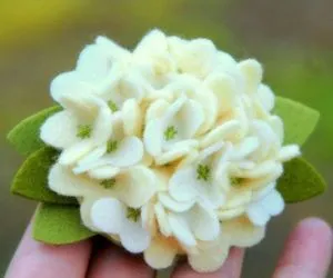 Ca de flori simțit
