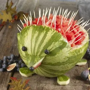 Cât de frumos tăiate de fructe pe masa