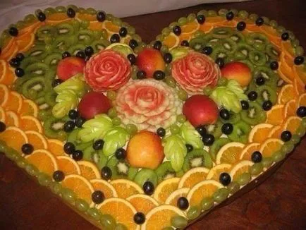 Cât de frumos tăiate de fructe pe masa
