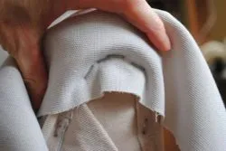 Cu mâinile peste strângeți canapea
