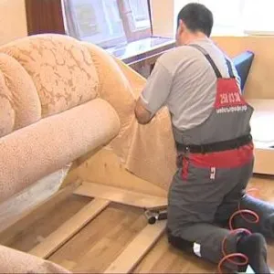 Cu mâinile peste strângeți canapea Cu mâinile peste strângeți canapea