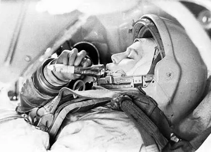 Cum să mănânce astronauții în spațiu Cum să mănânce astronauții în spațiu