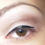 Cum să elaboreze o săgeată creion de ochi