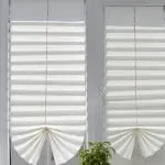 Jaluzele pentru ferestre din plastic cu mâinile lor