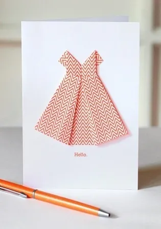 Fa-o carte poștală cu mâinile pentru mama Fa-o carte poștală cu mâinile pentru mama