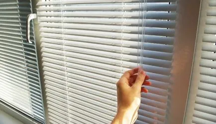 Jaluzele pentru ferestre din plastic cu mâinile lor