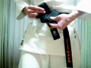 centura de karate ca cravată