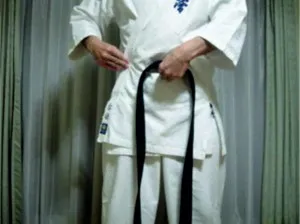 centura de karate ca cravată