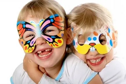 Pentru a face o masca cu mâinile de hârtie Pentru a face o masca cu mâinile de hârtie