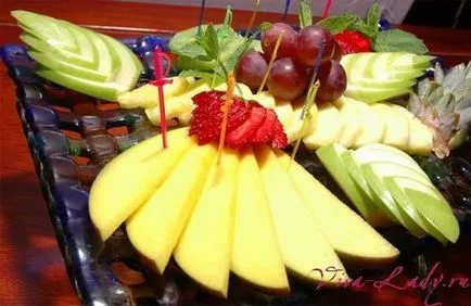 Cât de frumos tăiate de fructe pe masa Cât de frumos tăiate de fructe pe masa