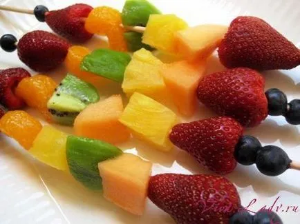 Cât de frumos tăiate de fructe pe masa Cât de frumos tăiate de fructe pe masa