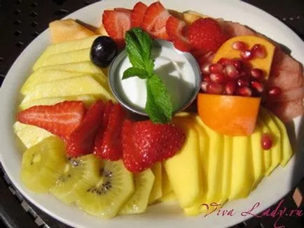 Cât de frumos tăiate de fructe pe masa Cât de frumos tăiate de fructe pe masa