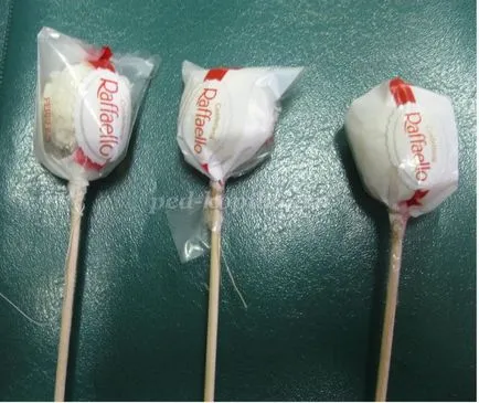 Cosuri de dulciuri cu mâinile sale Cosuri de dulciuri cu mâinile sale