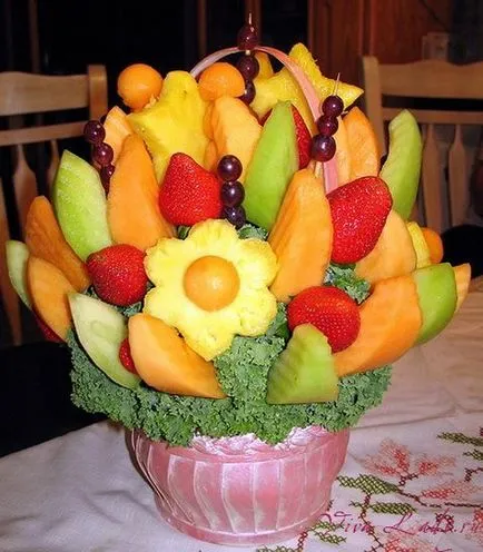 Cât de frumos tăiate de fructe pe masa Cât de frumos tăiate de fructe pe masa
