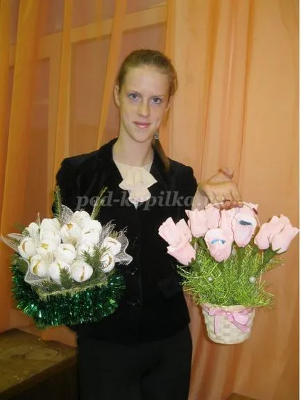 Cosuri de dulciuri cu mâinile sale Cosuri de dulciuri cu mâinile sale