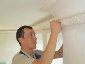 ipsos stuc cu mâinile