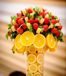 Cât de frumos tăiate de fructe pe masa Cât de frumos tăiate de fructe pe masa