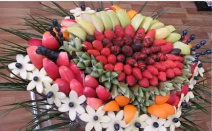 Cât de frumos tăiate de fructe pe masa Cât de frumos tăiate de fructe pe masa