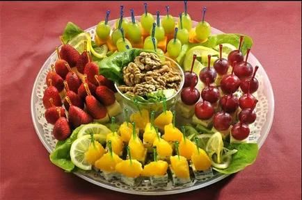 Cât de frumos tăiate de fructe pe masa Cât de frumos tăiate de fructe pe masa