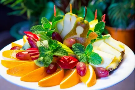 Cât de frumos tăiate de fructe pe masa Cât de frumos tăiate de fructe pe masa