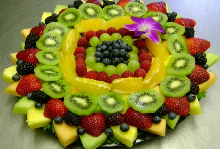 Cât de frumos tăiate de fructe pe masa Cât de frumos tăiate de fructe pe masa