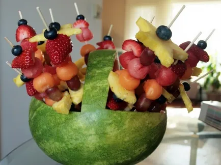 Cât de frumos tăiate de fructe pe masa Cât de frumos tăiate de fructe pe masa