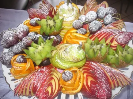 Cât de frumos tăiate de fructe pe masa Cât de frumos tăiate de fructe pe masa