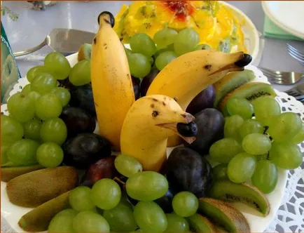 Cât de frumos tăiate de fructe pe masa Cât de frumos tăiate de fructe pe masa