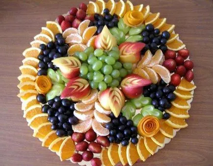 Cât de frumos tăiate de fructe pe masa Cât de frumos tăiate de fructe pe masa
