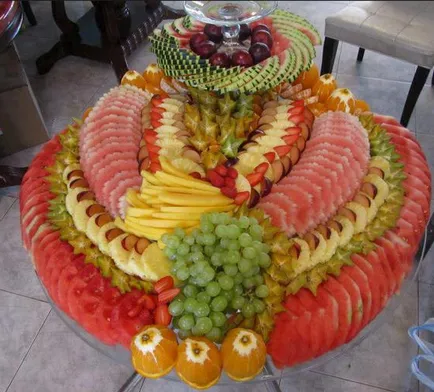 Cât de frumos tăiate de fructe pe masa Cât de frumos tăiate de fructe pe masa