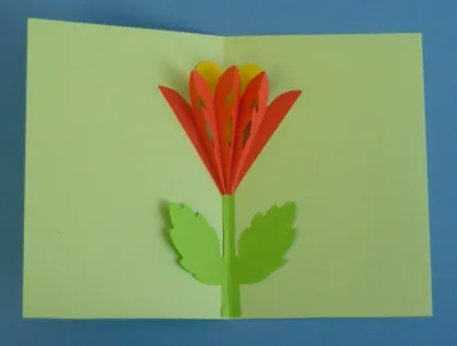 Fa-o carte poștală cu mâinile pentru mama