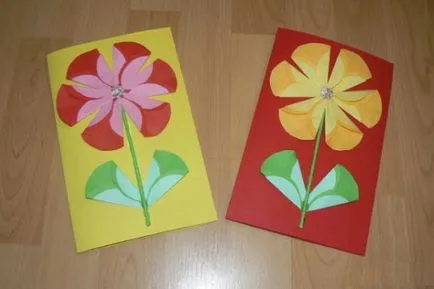 Fa-o carte poștală cu mâinile pentru mama