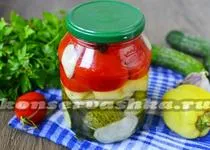 Salata cu ardei roșii și castraveți Salata cu ardei roșii și castraveți