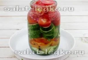 Salata cu ardei roșii și castraveți Salata cu ardei roșii și castraveți