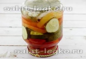 Salata cu ardei roșii și castraveți Salata cu ardei roșii și castraveți