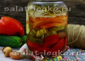 Salata cu ardei roșii și castraveți Salata cu ardei roșii și castraveți