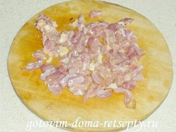 Salata cu carne de pui si nuci Salata cu carne de pui si nuci