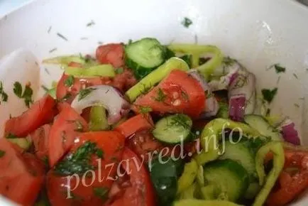 Salata cu ardei roșii și castraveți Salata cu ardei roșii și castraveți