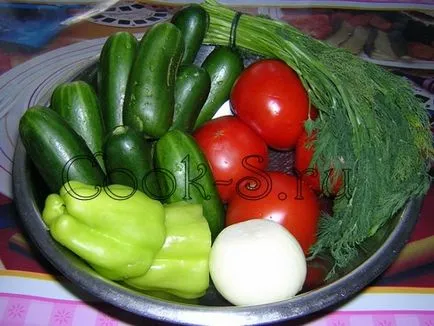 Salata cu ardei roșii și castraveți Salata cu ardei roșii și castraveți