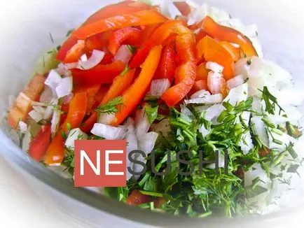 Salata cu ardei roșii și castraveți Salata cu ardei roșii și castraveți
