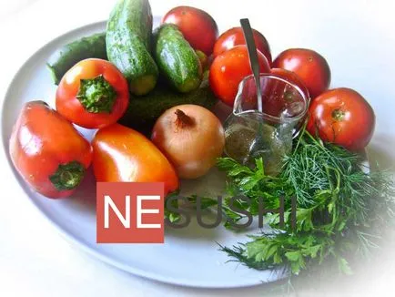 Salata cu ardei roșii și castraveți Salata cu ardei roșii și castraveți
