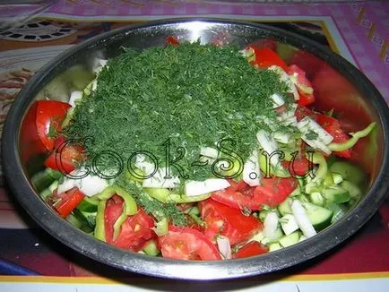 Salata cu ardei roșii și castraveți Salata cu ardei roșii și castraveți