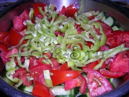 Salata cu ardei roșii și castraveți Salata cu ardei roșii și castraveți