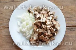 Salata cu carne de pui si nuci Salata cu carne de pui si nuci