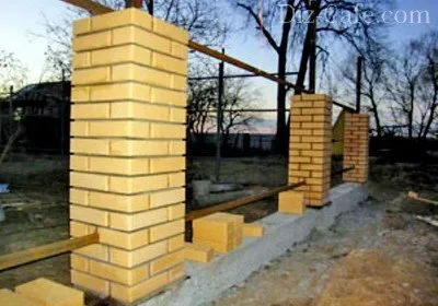 Coloane pentru gard cu mâinile Coloane pentru gard cu mâinile