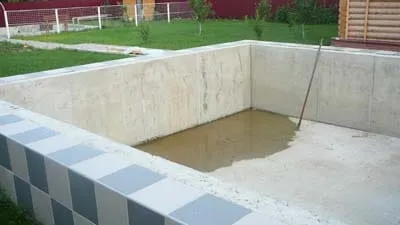 O piscină cu mâinile lor din film - o trecere în revistă a filmelor și finisare