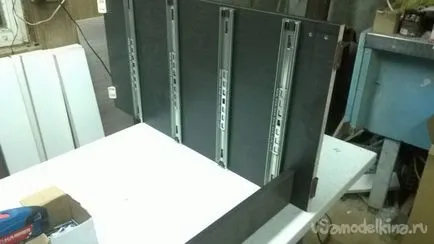 Lenjerie de piept de sertare cu mâinile lor