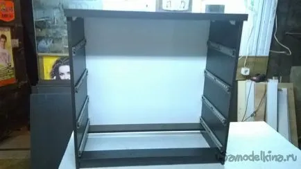 Lenjerie de piept de sertare cu mâinile lor