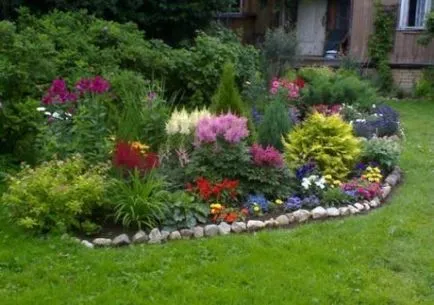 gradina de flori langa casa cu propriile sale mâini, o fotografie (a casei) gradina de flori în apropierea casei cu mâinile proprii, fotografii